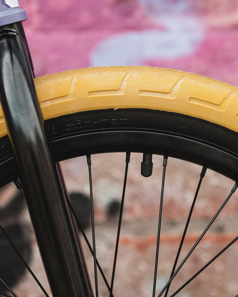Alex is running his signature Donnastreet tire in 2.4" width also in the gum colourway.