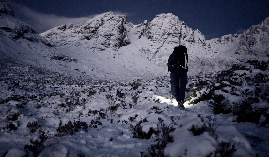 Winter mountaineering in Scotland bla beinn Isle of Skye